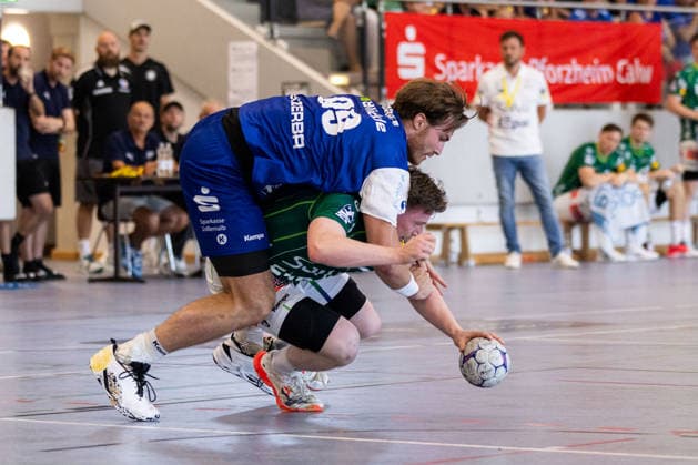 Stefan BAUER (HBW Balingen-Weilstetten, 99) im Zweikampf gegen Erik PERSSON (FRISCH AUF! Goeppingen, 22) GER, FRISCH AUF! Goeppingen vs. HBW Balingen-Weilstetten, Handball, Vorbereitung, Turnier, S-Cup Altensteig, Halbfinale, Spielzeit 2026 2027, 08.08.2026, GER, FRISCH AUF! Goeppingen vs. HBW Balingen-Weilstetten, Handball, Vorbereitung, Turnier, S-Cup Altensteig, Halbfinale, Spielzeit 2026 2027, 08.08.2026, Altensteig *** Stefan BAUER (HBW Balingen Weilstetten), No. 99, in a one-on-one battle against Erik PERSSON (FRISCH AUF Goeppingen), No. 22 (GER), FRISCH AUF Goeppingen vs. HBW Balingen Weilstetten, Handball, Preseason, Tournament, S Cup Altensteig, Semifinal, 2026–2027 Season, August 8, 2026, GER, FRISCH AUF Goeppingen vs. HBW Balingen Weilstetten, Handball, Preseason, Tournament, S Cup Altensteig, Semifinal, 2026–2027 Season, August 8, 2026, Altensteig Copyright: xEibnerxPressefoto OliverxSchmidtx EP_OST