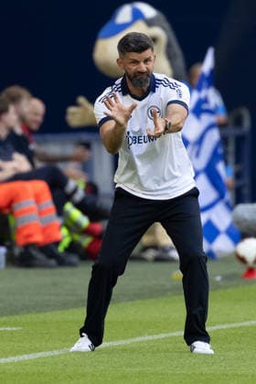 Gelsenkirchen, Germany, 08.08.26, Cheftrainer Miron Muslic (FC Schalke 04) gestikuliert während des Testspiels zwischen FC Schalke 04 - Atalanta Bergamo in der Veltins Arena in Gelsenkirchen. (Photo by Joachim Bywaletz) DFB DFL REGULATIONS PROHIBIT ANY USE OF PHOTOGRAPHS AS IMAGE SEQUENCES AND OR QUASI-VIDEO. *** Gelsenkirchen, Germany, August 26, FC Schalke 04 head coach Miron Muslic gestures during the friendly match between FC Schalke 04 and Atalanta Bergamo at the Veltins Arena in Gelsenkirchen. Photo by Joachim Bywaletz. DFB and DFL regulations prohibit any use of photographs as image SEQUENCES AND OR QUASI-VIDEO Copyright: JoachimxBywaletz xJB-Sportfoto