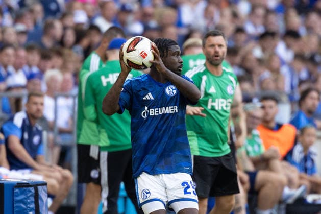 Gelsenkirchen, Germany, 08.08.26, Junior Dina Ebimbe 29 (FC Schalke 04) am Ball während des Testspiels zwischen FC Schalke 04 - Atalanta Bergamo in der Veltins Arena in Gelsenkirchen. (Photo by Joachim Bywaletz) DFB DFL REGULATIONS PROHIBIT ANY USE OF PHOTOGRAPHS AS IMAGE SEQUENCES AND OR QUASI-VIDEO. *** Gelsenkirchen, Germany, August 26, Junior Dina Ebimbe, No. 29, of FC Schalke 04 in possession of the ball during the friendly match between FC Schalke 04 and Atalanta Bergamo at the Veltins Arena in Gelsenkirchen. Photo by Joachim Bywaletz. DFB and DFL regulations prohibit any use of photographs as image sourcesSEQUENCES AND OR QUASI-VIDEO Copyright: JoachimxBywaletz xJB-Sportfoto