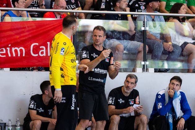 Matthias Matti FLOHR (HBW Balingen-Weilstetten, Cheftrainer) Geste, gestikuliert, gibt Anweisungen, Aktion, mit Vladimir CUPARA (HBW Balingen-Weilstetten, 01) GER, FRISCH AUF! Goeppingen vs. HBW Balingen-Weilstetten, Handball, Vorbereitung, Turnier, S-Cup Altensteig, Halbfinale, Spielzeit 2026 2027, 08.08.2026, GER, FRISCH AUF! Goeppingen vs. HBW Balingen-Weilstetten, Handball, Vorbereitung, Turnier, S-Cup Altensteig, Halbfinale, Spielzeit 2026 2027, 08.08.2026, Altensteig *** Matthias Matti FLOHR, HBW Balingen Weilstetten, head coach; gesturing, giving instructions, in action, with Vladimir CUPARA, HBW Balingen Weilstetten, 01 GER, FRISCH AUF Goeppingen vs. HBW Balingen Weilstetten, handball, preseason, tournament, S Cup Altensteig, semifinals, 2026–2027 season, August 8, 2026, GER, FRISCH AUF Goeppingen vs. HBW Balingen Weilstetten, handball, preseason, tournament, S Cup Altensteig, semifinals, 2026–2027 season, August 8, 2026, Altensteig Copyright: xEibnerxPressefoto OliverxSchmidtx EP_OST