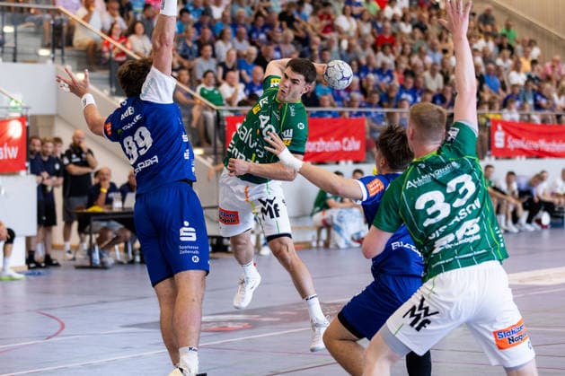 Elias NEWEL (FRISCH AUF! Goeppingen, 40) erzielt ein Tor, Aktion, Torwurf GER, FRISCH AUF! Goeppingen vs. HBW Balingen-Weilstetten, Handball, Vorbereitung, Turnier, S-Cup Altensteig, Halbfinale, Spielzeit 2026 2027, 08.08.2026, GER, FRISCH AUF! Goeppingen vs. HBW Balingen-Weilstetten, Handball, Vorbereitung, Turnier, S-Cup Altensteig, Halbfinale, Spielzeit 2026 2027, 08.08.2026, Altensteig *** Elias NEWEL FRISCH AUF Goeppingen, 40, scores a goal, play, shot on goal GER, FRISCH AUF Goeppingen vs. HBW Balingen Weilstetten, handball, preseason, tournament, S Cup Altensteig, Semifinal, 2026–2027 season, August 8, 2026, GER, FRISCH AUF Göppingen vs. HBW Balingen Weilstetten, handball, preseason, tournament, S Cup Altensteig, semifinals, 2026–2027 season, August 8, 2026, Altensteig Copyright: xEibnerxPressefoto OliverxSchmidtx EP_OST
