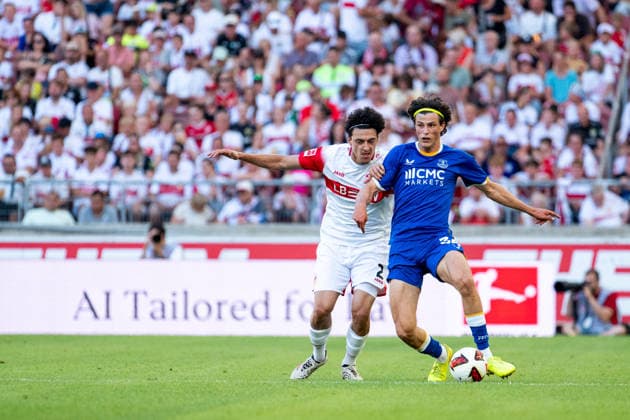 08.08.2026, GER, Fussball, Herren, Testspiel, Saison 2026 2027, VfB Stuttgart vs Everton FC Ameen Al-Dakhil ( VfB Stuttgart, 02 ) im Zweikampf mit Merlin Röhl ( Everton FC, 34 ), Stuttgart MHP Arena Baden-Württemberg Deutschland *** August 8, 2026, GER, Soccer, Men s, Friendly, 2026–2027 Season, VfB Stuttgart vs. Everton FC; Ameen Al Dakhil (VfB Stuttgart), No. 02, in a tackle with Merlin Röhl (Everton FC), No. 34; Stuttgart MHP Arena, Baden-Württemberg, Germany Copyright: xNordphoto Memmlerx