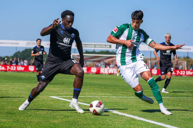 Kennedy Okpala (SC Paderborn 07, 10), Julian Malatini, Julian Malatini (Werder Bremen, 22), Deutschland: Fussball, Saison 2026 27, zweites Testspiel des Tages, 08.08.2026, Werder Bremen vs SC Paderborn 07, Stadion am Oyther Berg (Oythe, Vechta, Niedersachsen) *** Kennedy Okpala, SC Paderborn 07, 10, Julian Malatini, Julian Malatini, Werder Bremen, 22, German soccer, 2026–27 season, second friendly match of the day, August 8, 2026, Werder Bremen vs. SC Paderborn 07, Stadion am Oyther Berg, Oythe, Vechta, Lower Saxony Copyright: xLeonxFrickx