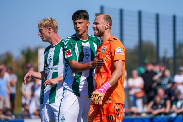 Julian Malatini, Julian Malatini (Werder Bremen, 22), Alexander Schlager (Werder Bremen, 30), Deutschland: Fussball, Saison 2026 27, zweites Testspiel des Tages, 08.08.2026, Werder Bremen vs SC Paderborn 07, Stadion am Oyther Berg (Oythe, Vechta, Niedersachsen) *** Julian Malatini, Julian Malatini Werder Bremen, 22, Alexander Schlager Werder Bremen, 30, German Soccer, 2026–27 Season, second friendly match of the day, August 8, 2026, Werder Bremen vs. SC Paderborn 07, Stadion am Oyther Berg, Oythe, Vechta, Lower Saxony Copyright: xLeonxFrickx