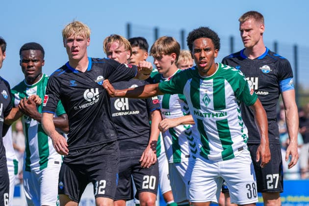 Paul Erevbenagie (Werder Bremen, 38), Lasse Eickel (SC Paderborn 07, 32), Deutschland: Fussball, Saison 2026 27, zweites Testspiel des Tages, 08.08.2026, Werder Bremen vs SC Paderborn 07, Stadion am Oyther Berg (Oythe, Vechta, Niedersachsen) *** Paul Erevbenagie, Werder Bremen, 38; Lasse Eickel, SC Paderborn 07, 32; German soccer, 2026–27 season, second friendly match of the day, August 8, 2026; Werder Bremen vs. SC Paderborn 07, Stadion am Oyther Berg, Oythe, Vechta, Lower Saxony Copyright: xLeonxFrickx