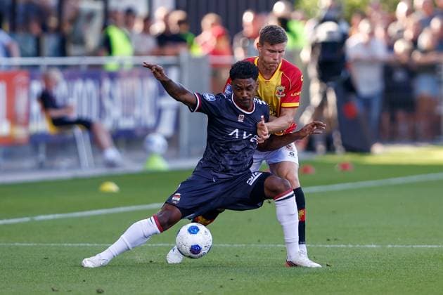 DEVENTER , 08-08-2026 , Stadium De Adelaarshorst , season 2026 2027 , Dutch Eredivisie football . match between Go Ahead Eagles and Willem II, Picture shows Go Ahead Eagles player Alfons Sampsted, Willem II player Jaden Slory Go Ahead Eagles - Willem II  x205553113x Copyright: