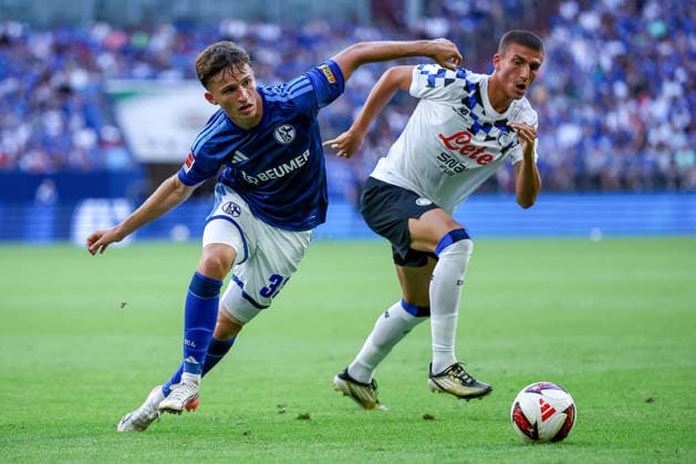 08.08.2026, Fußball, FC Schalke 04 - Atalanta Bergamo, Testspiel Freundschaftsspiel, Veltins-Arena Gelsenkirchen, Saison 2026 2027: Frederico Cassa (Atalanta Bergamo 49) im Zweikampf gegen Vitalie Becker (FC Schalke04 33) DFB regulations prohibit any use of photographs as image sequences and or quasi-video. Nordrhein-Westfalen Deutschland *** August 8, 2026, Soccer, FC Schalke 04 vs. Atalanta Bergamo, Friendly Match, Veltins Arena, Gelsenkirchen, 2026–2027 season: Frederico Cassa (Atalanta Bergamo, No. 49) in a tackle against Vitalie Becker (FC Schalke 04, No. 33). DFB regulations prohibit any use of photographs as image sequences and or quasi-video. North Rhine-Westphalia, Germany