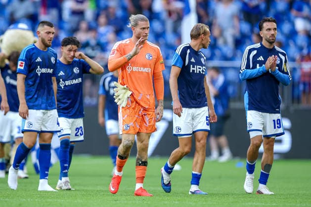 08.08.2026, Fußball, FC Schalke 04 - Atalanta Bergamo, Testspiel Freundschaftsspiel, Veltins-Arena Gelsenkirchen, Saison 2026 2027: Enttäuschte Gesichter nach der 0:3 Niederlage von Schalke - Abschlussrunde Hasan Kurucay (FC Schalke04 04) Soufiane El-Faouzi (FC Schalke04 23) Loris Karius (FC Schalke04 01) Timo Becker (FC Schalke04 05) Kenan Karaman (FC Schalke04 19) DFB regulations prohibit any use of photographs as image sequences and or quasi-video. Nordrhein-Westfalen Deutschland *** August 8, 2026, Soccer, FC Schalke 04 vs. Atalanta Bergamo, Friendly Match, Veltins Arena, Gelsenkirchen, 2026–2027 Season: Disappointed faces after Schalke’s 0–3 loss in the final round—Hasan Kurucay, FC Schalke 04 04; Soufiane El Faouzi, FC Schalke 04 23; Loris Karius, FC Schalke 04 01; Timo Becker, FC Schalke04 05 Kenan Karaman FC Schalke 04 19 DFB regulations prohibit any use of photographs as image sequences and or quasi-video North Rhine-Westphalia, Germany