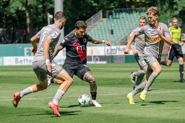 Zweikampf zwischen Oscar Schoenfelder (SSV Jahn Regensburg, 07) und Niklas Castelle (Viktoria Koeln, 44). FC Viktoria Koeln vs. SSV Jahn Regensburg, Fussball, 3. Liga, 01. Spieltag, Saison 2026 2027, 08.08.2026 DFL DFB Regulations prohibit any use of Photographs as image sequences and or Quasivideo FC Viktoria Koeln vs. SSV Jahn Regensburg, Fussball, 3. Liga, 01. Spieltag, Saison 2026 2027, 08.08.2026 Koeln *** Tackle between Oscar Schoenfelder (SSV Jahn Regensburg, 07) and Niklas Castelle (Viktoria Cologne, 44) – FC Viktoria Cologne vs. SSV Jahn Regensburg, Soccer, 3. Liga, Matchday 1, 2026–2027 Season, August 8, 2026 DFL DFB regulations prohibit any use of photographs as image sequences and or quasi-video FC Viktoria Cologne vs. SSV Jahn Regensburg, soccer, 3rd Division, Matchday 1, 2026–2027 season, August 8, 2026, Cologne Copyright: xEibner-Pressefoto ThomasxHaeslerx EP_THR