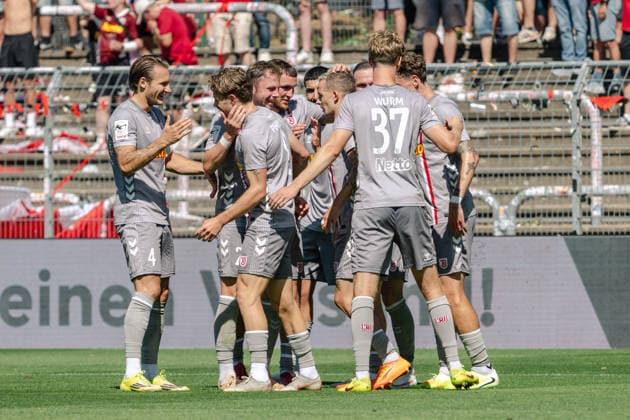 Die Regensburger Spieler bejubeln das Tor von David Philipp (SSV Jahn Regensburg, 08). FC Viktoria Koeln vs. SSV Jahn Regensburg, Fussball, 3. Liga, 01. Spieltag, Saison 2026 2027, 08.08.2026 DFL DFB Regulations prohibit any use of Photographs as image sequences and or Quasivideo FC Viktoria Koeln vs. SSV Jahn Regensburg, Fussball, 3. Liga, 01. Spieltag, Saison 2026 2027, 08.08.2026 Koeln *** The Regensburg players celebrate David Philipp s goal. SSV Jahn Regensburg, 08 FC Viktoria Cologne vs. SSV Jahn Regensburg, Soccer, 3. Liga, Matchday 1, 2026–2027 season, August 8, 2026 DFL DFB regulations prohibit any use of photographs as image sequences and or quasi-video FC Viktoria Cologne vs. SSV Jahn Regensburg, soccer, 3rd Division, Matchday 1, 2026–2027 season, August 8, 2026, Cologne Copyright: xEibner-Pressefoto ThomasxHaeslerx EP_THR