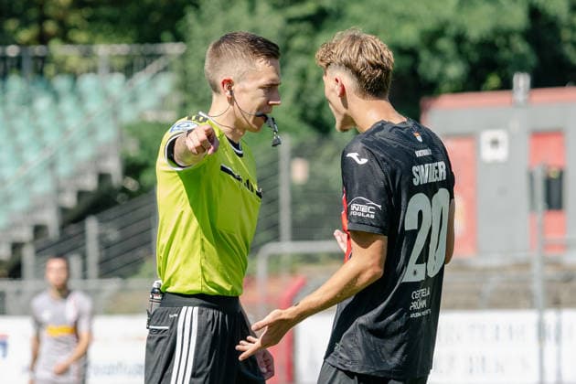 Niklas Swider (Viktoria Koeln, 20) kann die Entscheidung von Schiedsrichter Lennart Kernchen nicht verstehen. FC Viktoria Koeln vs. SSV Jahn Regensburg, Fussball, 3. Liga, 01. Spieltag, Saison 2026 2027, 08.08.2026 DFL DFB Regulations prohibit any use of Photographs as image sequences and or Quasivideo FC Viktoria Koeln vs. SSV Jahn Regensburg, Fussball, 3. Liga, 01. Spieltag, Saison 2026 2027, 08.08.2026 Koeln *** Niklas Swider of Viktoria Cologne, 20, cannot understand referee Lennart Kernchen’s decision. FC Viktoria Cologne vs. SSV Jahn Regensburg, Soccer, 3rd Division, Matchday 1, 2026–2027 Season, August 8, 2026 DFL DFB regulations prohibit any use of photographs as image sequences and or quasi-video FC Viktoria Cologne vs. SSV Jahn Regensburg, soccer, 3rd Division, Matchday 1, 2026–2027 season, August 8, 2026, Cologne Copyright: xEibner-Pressefoto ThomasxHaeslerx EP_THR