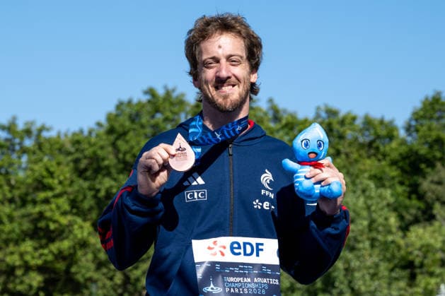 Gary Hunt of France shows the bronze medal after competing in the high diving 20m Round 3-4 Men Final during the European Aquatics Championships at the River Seine in Paris (France), August 8, 2026. Giorgio Scala DBM - Deepbluemedia Insidefoto