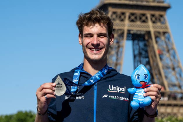 Andrea Barnaba of Italy shows the silver medal after competing in the high diving 20m Round 3-4 Men Final during the European Aquatics Championships at the River Seine in Paris (France), August 8, 2026. Giorgio Scala DBM - Deepbluemedia Insidefoto