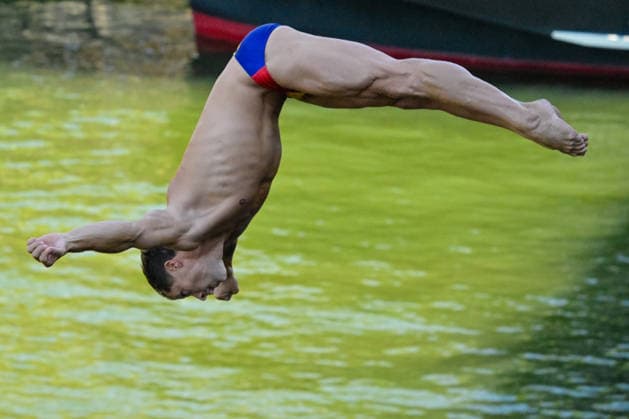 Constantin Popovici of Romania Gary Hunt of France competes in the High Diving Men s 20m Final during the European Aquatics Championships at the River Seine in Paris (France), August 8, 2026. Giorgio Scala DBM - Deepbluemedia Insidefoto