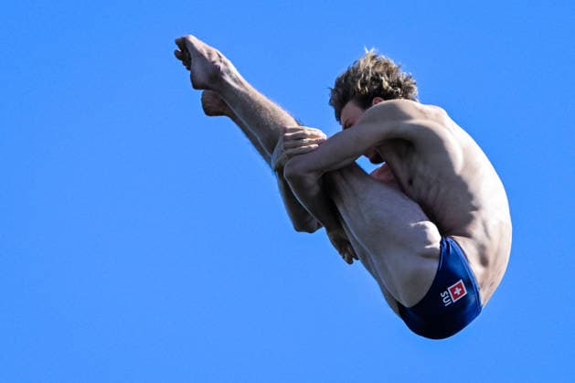 Pierrick Schafer of Switzerland Gary Hunt of France competes in the High Diving Men s 20m Final during the European Aquatics Championships at the River Seine in Paris (France), August 8, 2026. Giorgio Scala DBM - Deepbluemedia Insidefoto