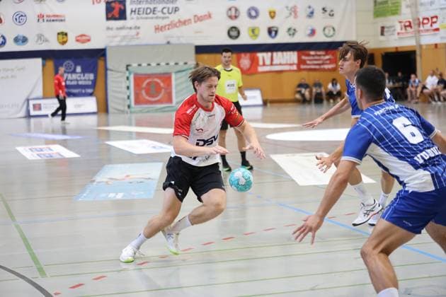 Andreas Lang von HÖJ Elite treibt den Ball durch die Abwehr des VfL Gummersbach, darunter Miloö Vujovi? ( 6). Im Hintergrund ist ein Schiedsrichter in gelb zu sehen. Andreas Lang (HÖJ Elite) im Zweikampf gegen VfL Gummersbach beim Heide-Cup *** Andreas Lang of HÖJ Elite drives the ball through the VfL Gummersbach defense, including Miloö Vujovi 6. In the background, a referee in yellow can be seen. Andreas Lang of HÖJ Elite in a one-on-one battle against VfL Gummersbach at the Heide Cup Copyright: xspeedshotx