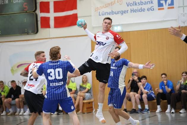 Lasse Andersson springt hoch und zieht zum Wurf ab, während Tom Kiesler ( 30; VfL Gummersbach) und ein weiterer Gummersbach-Verteidiger die Abwehr organisieren. Die Szene findet in der KGS-Sporthalle in Schneverdingen statt. Lasse Andersson ( 11; HÖJ Elite) beim Sprungwurf gegen VfL Gummersbach *** Lasse Andersson jumps high and takes a shot, while Tom Kiesler (No. 30, VfL Gummersbach) and another Gummersbach defender organize the defense. The scene takes place at the KGS Sports Hall in Schneverdingen. Lasse Andersson (No. 11, HÖJ Elite) takes a jump shot against VfL Gummersbach. Copyright: xspeedshotx