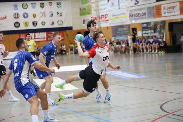 Nikola Roganovic von HÖJ Elite zieht in der KGS-Sporthalle Schneverdingen zum Wurf hoch, während Kristjan Horžen ( 27; VfL Gummersbach) als Abwehrspieler dahinter steht. Der Ball ist klar im Bild, die Wurfbewegung im entscheidenden Moment festgehalten. Nikola Roganovic im Wurf gegen Kristjan Horžen ( 27; VfL Gummersbach) *** Nikola Roganovic of HÖJ Elite winds up for a shot at the KGS Sports Hall in Schneverdingen, while Kristjan Horžen 27 of VfL Gummersbach stands behind him as a defender. The ball is clearly visible in the frame, and the shooting motion is captured at the decisive moment. Nikola Roganovic takes a shot against Kristjan Horžen 27 of VfL Gummersbach. Copyright: xspeedshotx