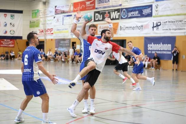 Kassem Awad von HÖJ Elite zieht zum Wurf hoch und wird dabei von ät?pán Zeman ( 66; VfL Gummersbach) geblockt. Links im Bild ist Miloö Vujovi? ( 6; VfL Gummersbach) zu sehen. Kassem Awad (HÖJ Elite) im Wurf gegen ät?pán Zeman ( 66; VfL Gummersbach) *** Kassem Awad of HÖJ Elite drives up for a shot and is blocked by ät pán Zeman 66 of VfL Gummersbach. Miloö Vujovi 6 of VfL Gummersbach can be seen on the left side of the picture. Kassem Awad of HÖJ Elite takes a shot against ät pán Zeman 66 VfL Gummersbach Copyright: xspeedshotx