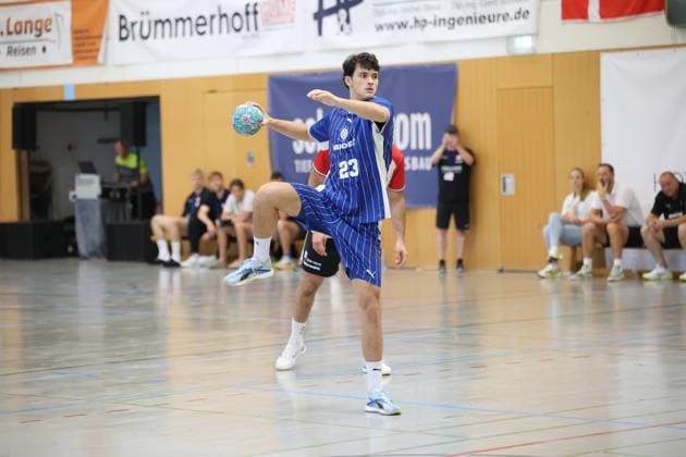 Nikola Roganovic ( 23) holt mit dem Ball in der Hand zum Wurf aus und hebt dabei das Knie. Im Hintergrund sind Zuschauer und weitere Personen auf der Bank zu sehen. Nikola Roganovic ( 23) beim Wurfansatz in der KGS-Sporthalle Schneverdingen *** Nikola Roganovic, No. 23, winds up to shoot with the ball in his hand, lifting his knee as he does so. Spectators and other people on the bench can be seen in the background. Nikola Roganovic, No. 23, prepares to shoot at the KGS Sports Hall in Schneverdingen. Copyright: xspeedshotx