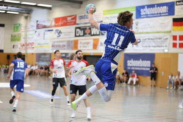 Mathis Häseler ( 11; VfL Gummersbach) springt hoch und holt zum Wurf aus, der Ball ist in seiner erhobenen Hand. Im Hintergrund verfolgen zwei Gegenspieler von HÖJ Elite die Aktion in der KGS-Sporthalle Schneverdingen. Mathis Häseler ( 11; VfL Gummersbach) beim Sprungwurf in Schneverdingen *** Mathis Häseler, No. 11 of VfL Gummersbach, jumps high and winds up for a shot; the ball is in his raised hand. In the background, two opponents from HÖJ Elite watch the action unfold at the KGS Sports Hall in Schneverdingen. Mathis Häseler, No. 11 of VfL Gummersbach, takes a jump shot in Schneverdingen. Copyright: xspeedshotx