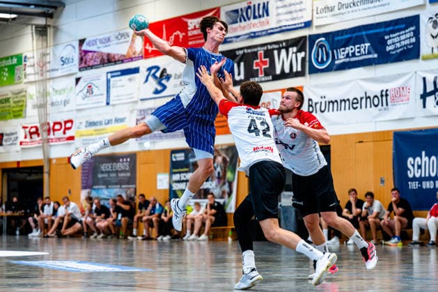 08.08.2026, xdobgx, Handball Heide-Cup 2026, VfL Gummersbach - HOJ Elite v.l. Miro Schluroff (VfL Gummersbach, 15) beim Wurf, in action, throwing, Mikkel Olsen (HoJ Elite, 42), Thomas Solstad (HoJ Elite, 44), Zweikampf, Duell, Kampf, tackle Schneverdingen *** August 8, 2026, xdobgx, 2026 Heide Cup Handball Tournament, VfL Gummersbach HOJ Elite vs. Miro Schluroff (VfL Gummersbach), No. 15 taking a shot, in action, throwing; Mikkel Olsen (HOJ Elite), No. 42; Thomas Solstad (HOJ Elite), No. 44; head-to-head battle, duel, fight, tackle; Schneverdingen