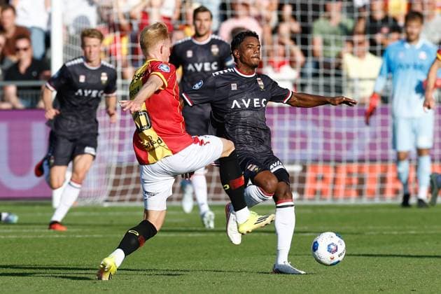 DEVENTER , 08-08-2026 , Stadium De Adelaarshorst , season 2026 2027 , Dutch Eredivisie football . match between Go Ahead Eagles and Willem II, Picture shows Go Ahead Eagles player Julius Dirksen, Willem II player Jaden Slory Go Ahead Eagles - Willem II  x205554233x Copyright: