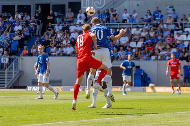 Spielszene, Aleksandar Vukotic (SV Darmstadt 98, 20) klaert einen Ball per Kopf vor Phil Harres (Holstein Kiel, 19), GER, SV Darmstadt 98 vs. Holstein Kiel, Fussball, 2. Bundesliga, 1. Spieltag, Saison 2026 2027, 08.08.2026, DFL REGULATIONS PROHIBIT ANY USE OF PHOTOGRAPHS AS IMAGE SEQUENCES AND OR QUASI-VIDEO, GER, SV Darmstadt 98 vs. Holstein Kiel, Fussball, 2. Bundesliga, 1. Spieltag, Saison 2026 2027, 08.08.2026 Darmstadt *** Match action: Aleksandar Vukotic (SV Darmstadt 98), 20, clears the ball with a header in front of Phil Harre (Holstein Kiel), 19, GER, SV Darmstadt 98 vs. Holstein Kiel, soccer, 2. Bundesliga, Matchday 1, 2026–2027 season, August 8, 2026, DFL regulations prohibit any use of photographs as image sequences and or quasi-video, GER, SV Darmstadt 98 vs. Holstein Kiel, soccer, 2. Bundesliga, Matchday 1, 2026–2027 Season, August 8, 2026, Darmstadt Copyright: xEibner-Pressefoto J-NxGroemlingx EP_JGG