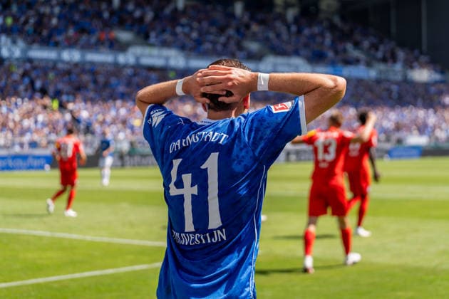 Spielszene, Emotion, Enttaeuschung Lance Duijvestijn (SV Darmstadt 98, 41) schlaegt die Haende ueber dem Kopf zusammen, GER, SV Darmstadt 98 vs. Holstein Kiel, Fussball, 2. Bundesliga, 1. Spieltag, Saison 2026 2027, 08.08.2026, DFL REGULATIONS PROHIBIT ANY USE OF PHOTOGRAPHS AS IMAGE SEQUENCES AND OR QUASI-VIDEO, GER, SV Darmstadt 98 vs. Holstein Kiel, Fussball, 2. Bundesliga, 1. Spieltag, Saison 2026 2027, 08.08.2026 Darmstadt *** Game action, emotion, disappointment: Lance Duijvestijn of SV Darmstadt 98, 41, claps his hands together above his head; GER, SV Darmstadt 98 vs. Holstein Kiel, soccer, 2. Bundesliga, Matchday 1, 2026–2027 season, August 8, 2026, DFL regulations prohibit any use of photographs as image sequences and or quasi-video, GER, SV Darmstadt 98 vs. Holstein Kiel, soccer, 2. Bundesliga, Matchday 1, 2026–2027 season, August 8, 2026, Darmstadt Copyright: xEibner-Pressefoto J-NxGroemlingx EP_JGG