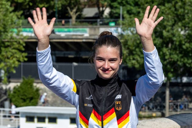 Maike Elena Halbisch of Germany celebrates after winning the bronze medal in the high diving 20m Round 3-4 Women Final during the European Aquatics Championships at the River Seine in Paris (France), August 8, 2026. Giorgio Scala DBM - Deepbluemedia Insidefoto