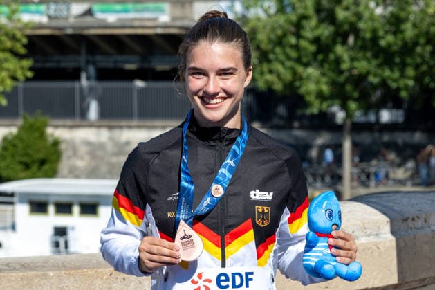Maike Elena Halbisch of Germany shows the bronze medal after competing in the high diving 20m Round 3-4 Women Final during the European Aquatics Championships at the River Seine in Paris (France), August 8, 2026. Giorgio Scala DBM - Deepbluemedia Insidefoto