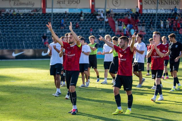 Volkan Celiktas (SG Sonnenhof Großaspach, 05) und Marius Kunde (SG Sonnenhof Großaspach, 16) freuen sich nach dem Sieg mit den Fans, SG Sonnenhof Großaspach vs. Fortuna Köln, Fussball, 3. Liga, 1. Spieltag, 08.08.2026, DFB regulations prohibit any use of photographs as image sequences and or quasi-video Aspach Baden-Wuerttemberg Deutschland *** Volkan Celiktas of SG Sonnenhof Großaspach, 05, and Marius Kunde of SG Sonnenhof Großaspach, 16, celebrate the victory with the fans; SG Sonnenhof Großaspach vs. Fortuna Köln, soccer, 3rd Division, Matchday 1, August 8, 2026, DFB regulations prohibit any use of photographs as image sequences and or quasi-video. Aspach, Baden-Württemberg, Germany Copyright: xkolbert-press PhilipxZieglerx