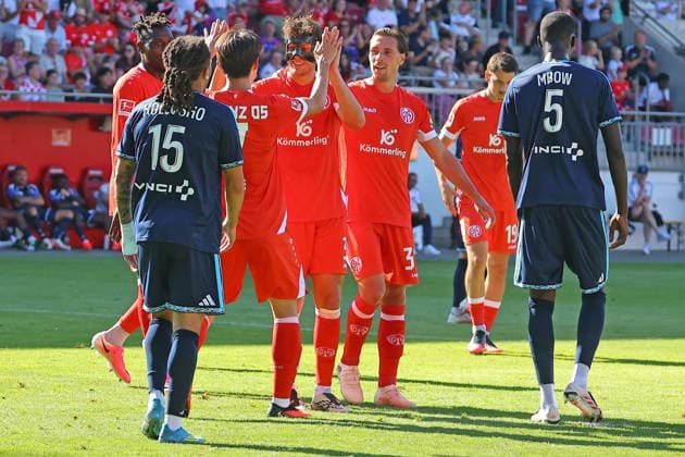 Mainz, Deutschland 08. August 2026: Testspiel - 2026 2027 - 1. FSV Mainz 05 gegen Paris FC Im Bild: Torschütze Fabio Gruber (Mainz) (mit Maske) freut sich mit seinen Mitspielern über sein Tor zum 1:0. DFL regulations prohibit any use of photographs as image sequences and or quasi-video Bruchwegstadion Rheinland - Pfalz *** Mainz, Germany August 8, 2026 Friendly Match 2026–2027 1 FSV Mainz 05 vs. Paris FC Pictured: Goal scorer Fabio Gruber of Mainz, wearing a mask, celebrates his goal—making the score 1–0—with his teammates. DFL regulations prohibit any use of photographs as image sequences and or quasi-video footage. Bruchwegstadion, Rhineland-Palatinate Copyright: xFotostandx xRacochax