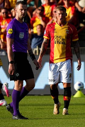 Eredivisie: Go Ahead Eagles v Willem II Deventer - Referee Robin Hensgens, Victor Edvardsen of Go Ahead Eagles during the first competition round of the 2026 2027 Eredivisie season. The match is set between Go Ahead Eagles and Willem II at De Adelaarshorst on 8 August 2026 in Deventer, The Netherlands. (Hero Images Carlo Bruil) Copyright: xCarloxBruilx