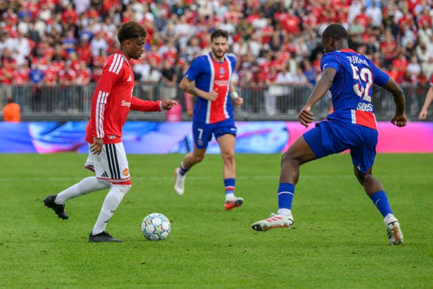 260808 Manchester Uniteds Diallo Amad and Paris Saint-Germains Koukaba during the friendly match between Manchester United, ManU and Paris Saint-Germain August 8 2026 in Gothenburg. *** August 8, 2026: Manchester United s Diallo Amad and Paris Saint-Germain s Koukaba during the friendly match between Manchester United and Paris Saint-Germain on August 8, 2026, in Gothenburg  Copyright: FREDRIKxAREMYR BB260808FA077