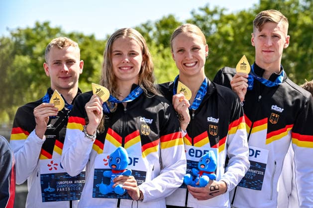 Oliver Klemet, Julia Ackermann, Isabel Gose, Florian Wellbrock of Germany show the gold medal after competing in the open water swimming 4x1500m Mixed Relay Final during the European Aquatics Championships at the River Seine in Paris (France), August 8, 2026. Andrea Masini Deepbluemedia Insidefoto