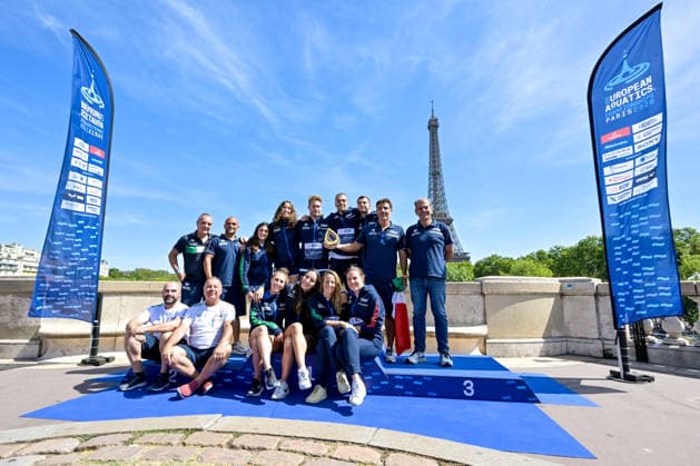 Members of team Italy celebrate the Best Team Trophy during the European Aquatics Championships at the River Seine in Paris (France), August 8, 2026. Giorgio Scala DBM - Deepbluemedia Insidefoto