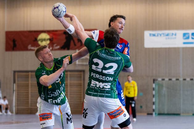 Mex RAGUSE (HBW Balingen-Weilstetten, 06) im Zweikampf gegen Ymir GISLASON (FRISCH AUF! Goeppingen, 33) und Erik PERSSON (FRISCH AUF! Goeppingen, 22) GER, FRISCH AUF! Goeppingen vs. HBW Balingen-Weilstetten, Handball, Vorbereitung, Turnier, S-Cup Altensteig, Halbfinale, Spielzeit 2026 2027, 08.08.2026, GER, FRISCH AUF! Goeppingen vs. HBW Balingen-Weilstetten, Handball, Vorbereitung, Turnier, S-Cup Altensteig, Halbfinale, Spielzeit 2026 2027, 08.08.2026, Altensteig *** Mex RAGUSE (HBW Balingen Weilstetten), 06, in a one-on-one battle against Ymir GISLASON (FRISCH AUF Goeppingen), 33, and Erik PERSSON (FRISCH AUF Goeppingen), 22 (GER), FRISCH AUF Goeppingen vs. HBW Balingen Weilstetten, Handball, Preseason, Tournament, S Cup Altensteig, Semifinal, 2026–2027 Season, August 8, 2026, GER, FRISCH AUF Goeppingen vs. HBW Balingen Weilstetten, Handball, Preseason, Tournament, S Cup Altensteig, Semifinal, 2026–2027 Season, August 8, 2026, Altensteig Copyright: xEibnerxPressefoto OliverxSchmidtx EP_OST