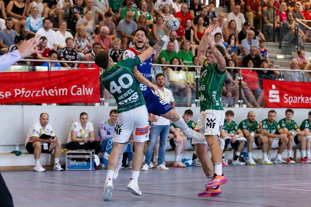 Csaba LEIMETER (HBW Balingen-Weilstetten, 55) im Zweikampf gegen Elias NEWEL (FRISCH AUF! Goeppingen, 40) GER, FRISCH AUF! Goeppingen vs. HBW Balingen-Weilstetten, Handball, Vorbereitung, Turnier, S-Cup Altensteig, Halbfinale, Spielzeit 2026 2027, 08.08.2026, GER, FRISCH AUF! Goeppingen vs. HBW Balingen-Weilstetten, Handball, Vorbereitung, Turnier, S-Cup Altensteig, Halbfinale, Spielzeit 2026 2027, 08.08.2026, Altensteig *** Csaba LEIMETER (HBW Balingen Weilstetten), 55, in a one-on-one battle against Elias NEWEL (FRISCH AUF Goeppingen), 40, GER, FRISCH AUF Goeppingen vs. HBW Balingen Weilstetten, Handball, Preseason, Tournament, S Cup Altensteig, Semifinal, 2026–2027 Season, August 8, 2026, GER, FRISCH AUF Goeppingen vs. HBW Balingen Weilstetten, Handball, Preseason, Tournament, S Cup Altensteig, Semifinal, 2026–2027 Season, August 8, 2026, Altensteig Copyright: xEibnerxPressefoto OliverxSchmidtx EP_OST