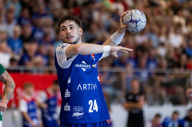 Elias FUEGEL (HBW Balingen-Weilstetten, 24) schießt schiesst einen Siebenmeter erzielt ein Tor, Aktion, Torwurf GER, FRISCH AUF! Goeppingen vs. HBW Balingen-Weilstetten, Handball, Vorbereitung, Turnier, S-Cup Altensteig, Halbfinale, Spielzeit 2026 2027, 08.08.2026, GER, FRISCH AUF! Goeppingen vs. HBW Balingen-Weilstetten, Handball, Vorbereitung, Turnier, S-Cup Altensteig, Halbfinale, Spielzeit 2026 2027, 08.08.2026, Altensteig *** Elias FUEGEL, HBW Balingen Weilstetten, No. 24, takes a seven-meter throw and scores a goal; play, goal attempt, GER; FRISCH AUF Goeppingen vs. HBW Balingen Weilstetten, handball, preseason, tournament, S Cup Altensteig, Semifinal, 2026–2027 season, August 8, 2026, GER, FRISCH AUF Göppingen vs. HBW Balingen Weilstetten, handball, preseason, tournament, S Cup Altensteig, semifinal, 2026–2027 season, August 8, 2026, Altensteig Copyright: xEibnerxPressefoto OliverxSchmidtx EP_OST