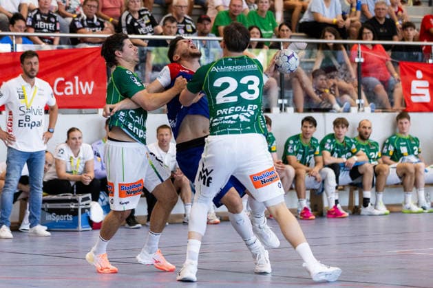 Csaba LEIMETER (HBW Balingen-Weilstetten, 55) im Zweikampf gegen Rutger TEN VELDE (FRISCH AUF! Goeppingen, 05) und Ole PREGLER (FRISCH AUF! Goeppingen, 23) GER, FRISCH AUF! Goeppingen vs. HBW Balingen-Weilstetten, Handball, Vorbereitung, Turnier, S-Cup Altensteig, Halbfinale, Spielzeit 2026 2027, 08.08.2026, GER, FRISCH AUF! Goeppingen vs. HBW Balingen-Weilstetten, Handball, Vorbereitung, Turnier, S-Cup Altensteig, Halbfinale, Spielzeit 2026 2027, 08.08.2026, Altensteig *** Csaba LEIMETER (HBW Balingen Weilstetten), 55, in a one-on-one battle against Rutger TEN VELDE (FRISCH AUF Goeppingen), 05, and Ole PREGLER (FRISCH AUF Goeppingen), 23 (GER), FRISCH AUF Goeppingen vs. HBW Balingen Weilstetten, Handball, Preseason, Tournament, S Cup Altensteig, Semifinal, 2026–2027 Season, August 8, 2026, GER, FRISCH AUF Goeppingen vs. HBW Balingen Weilstetten, Handball, Preseason, Tournament, S Cup Altensteig, Semifinal, 2026–2027 Season, August 8, 2026, Altensteig Copyright: xEibnerxPressefoto OliverxSchmidtx EP_OST