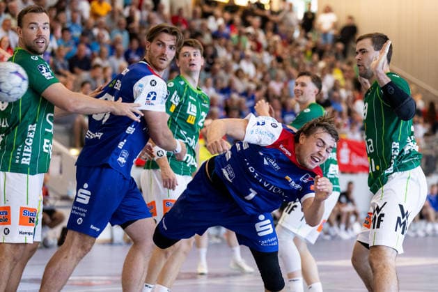 Elias HUBER (HBW Balingen-Weilstetten, 07) erzielt ein Tor, Aktion, Torwurf GER, FRISCH AUF! Goeppingen vs. HBW Balingen-Weilstetten, Handball, Vorbereitung, Turnier, S-Cup Altensteig, Halbfinale, Spielzeit 2026 2027, 08.08.2026, GER, FRISCH AUF! Goeppingen vs. HBW Balingen-Weilstetten, Handball, Vorbereitung, Turnier, S-Cup Altensteig, Halbfinale, Spielzeit 2026 2027, 08.08.2026, Altensteig *** Elias HUBER, HBW Balingen Weilstetten, 07 scores a goal, play, shot on goal GER, FRISCH AUF Goeppingen vs. HBW Balingen Weilstetten, handball, preseason, tournament, S Cup Altensteig, semifinals, 2026–2027 season, August 8, 2026, GER, FRISCH AUF Göppingen vs. HBW Balingen Weilstetten, handball, preseason, tournament, S Cup Altensteig, semifinals, 2026–2027 season, August 8, 2026, Altensteig Copyright: xEibnerxPressefoto OliverxSchmidtx EP_OST