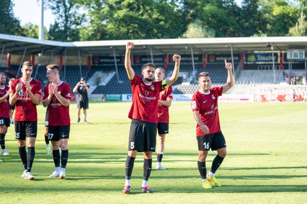 Volkan Celiktas (SG Sonnenhof Großaspach, 05) und Marius Kunde (SG Sonnenhof Großaspach, 16) freuen sich nach dem Sieg mit den Fans, SG Sonnenhof Großaspach vs. Fortuna Köln, Fussball, 3. Liga, 1. Spieltag, 08.08.2026, DFB regulations prohibit any use of photographs as image sequences and or quasi-video Aspach Baden-Wuerttemberg Deutschland *** Volkan Celiktas of SG Sonnenhof Großaspach, 05, and Marius Kunde of SG Sonnenhof Großaspach, 16, celebrate the victory with the fans; SG Sonnenhof Großaspach vs. Fortuna Köln, soccer, 3rd Division, Matchday 1, August 8, 2026, DFB regulations prohibit any use of photographs as image sequences and or quasi-video. Aspach, Baden-Württemberg, Germany Copyright: xkolbert-press PhilipxZieglerx