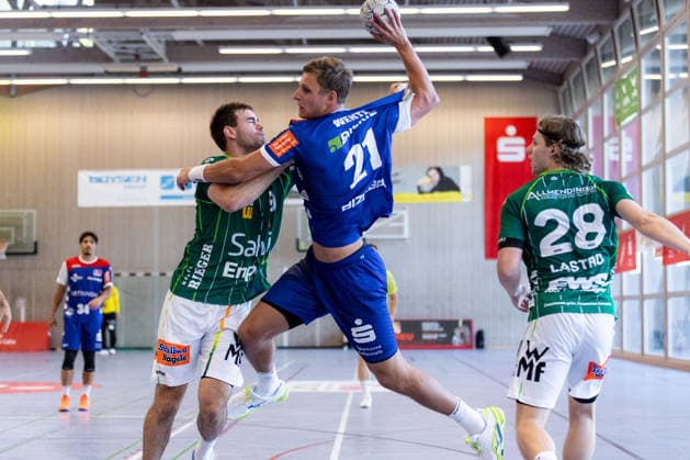 Max BENEKE (FRISCH AUF! Goeppingen, 09) äim Zweikampf gegen Till WENTE (HBW Balingen-Weilstetten, 21) GER, FRISCH AUF! Goeppingen vs. HBW Balingen-Weilstetten, Handball, Vorbereitung, Turnier, S-Cup Altensteig, Halbfinale, Spielzeit 2026 2027, 08.08.2026, GER, FRISCH AUF! Goeppingen vs. HBW Balingen-Weilstetten, Handball, Vorbereitung, Turnier, S-Cup Altensteig, Halbfinale, Spielzeit 2026 2027, 08.08.2026, Altensteig *** Max BENEKE FRISCH AUF Goeppingen, 09 in a duel against Till WENTE HBW Balingen Weilstetten, 21 GER, FRISCH AUF Goeppingen vs. HBW Balingen Weilstetten, Handball, Preseason, Tournament, S Cup Altensteig, Semifinal, 2026–2027 Season, August 8, 2026, GER, FRISCH AUF Goeppingen vs. HBW Balingen Weilstetten, Handball, Preseason, Tournament, S Cup Altensteig, Semifinal, 2026–2027 Season, August 8, 2026, Altensteig Copyright: xEibnerxPressefoto OliverxSchmidtx EP_OST