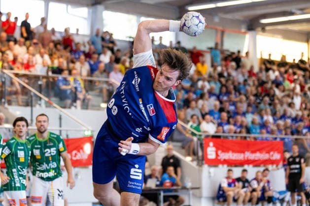 Stefan BAUER (HBW Balingen-Weilstetten, 99) erzielt ein Tor, Aktion, Torwurf GER, FRISCH AUF! Goeppingen vs. HBW Balingen-Weilstetten, Handball, Vorbereitung, Turnier, S-Cup Altensteig, Halbfinale, Spielzeit 2026 2027, 08.08.2026, GER, FRISCH AUF! Goeppingen vs. HBW Balingen-Weilstetten, Handball, Vorbereitung, Turnier, S-Cup Altensteig, Halbfinale, Spielzeit 2026 2027, 08.08.2026, Altensteig *** Stefan BAUER, HBW Balingen Weilstetten, No. 99, scores a goal; play; goal attempt; GER; FRISCH AUF Goeppingen vs. HBW Balingen Weilstetten; handball; preseason; tournament; S Cup Altensteig, Semifinal, 2026–2027 season, August 8, 2026, GER, FRISCH AUF Göppingen vs. HBW Balingen Weilstetten, handball, preseason, tournament, S Cup Altensteig, semifinal, 2026–2027 season, August 8, 2026, Altensteig Copyright: xEibnerxPressefoto OliverxSchmidtx EP_OST