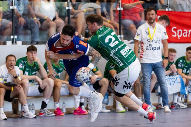 Csaba LEIMETER (HBW Balingen-Weilstetten, 55) im Zweikampf gegen Oskar SUNNEFELDT (FRISCH AUF! Goeppingen, 27) GER, FRISCH AUF! Goeppingen vs. HBW Balingen-Weilstetten, Handball, Vorbereitung, Turnier, S-Cup Altensteig, Halbfinale, Spielzeit 2026 2027, 08.08.2026, GER, FRISCH AUF! Goeppingen vs. HBW Balingen-Weilstetten, Handball, Vorbereitung, Turnier, S-Cup Altensteig, Halbfinale, Spielzeit 2026 2027, 08.08.2026, Altensteig *** Csaba LEIMETER (HBW Balingen Weilstetten), 55, in a one-on-one battle against Oskar SUNNEFELDT (FRISCH AUF Goeppingen), 27, GER, FRISCH AUF Goeppingen vs. HBW Balingen Weilstetten, Handball, Preseason, Tournament, S Cup Altensteig, Semifinal, 2026–2027 Season, August 8, 2026, GER, FRISCH AUF Goeppingen vs. HBW Balingen Weilstetten, Handball, Preseason, Tournament, S Cup Altensteig, Semifinal, 2026–2027 Season, August 8, 2026, Altensteig Copyright: xEibnerxPressefoto OliverxSchmidtx EP_OST