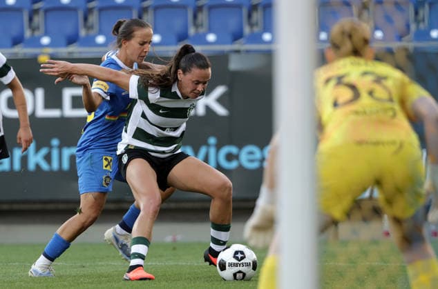 SOCCER - WCL, St.Poelten vs Sporting SANKT POELTEN,AUSTRIA,08.AUG.26 - SOCCER - UEFA Women s Champions League, qualification, SKN Sankt Poelten vs Sporting CP. Image shows Fanny Vago (St.Poelten) and Florencia Bonsegundo (Lissabon).  GEPAxpictures xWalterxLuger