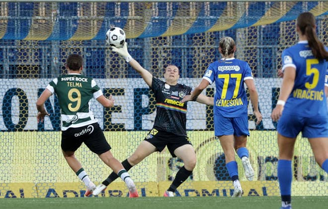 SOCCER - WCL, St.Poelten vs Sporting SANKT POELTEN,AUSTRIA,08.AUG.26 - SOCCER - UEFA Women s Champions League, qualification, SKN Sankt Poelten vs Sporting CP. Image shows Telma Encarnacao (Lissabon), Carina Schlueter and Diana Lemesova (St.Poelten).  GEPAxpictures xWalterxLuger
