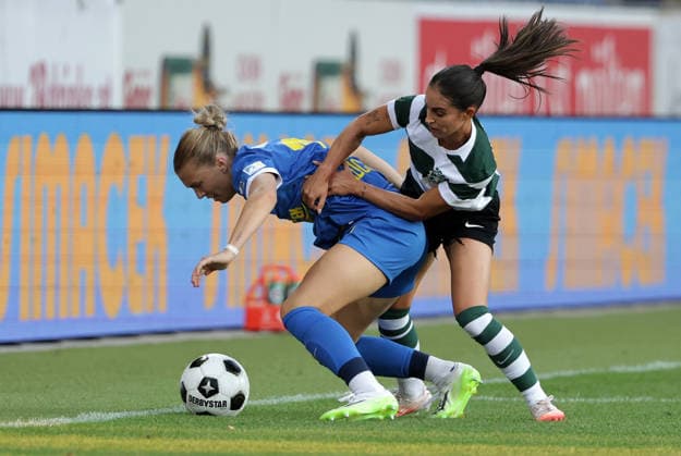 SOCCER - WCL, St.Poelten vs Sporting SANKT POELTEN,AUSTRIA,08.AUG.26 - SOCCER - UEFA Women s Champions League, qualification, SKN Sankt Poelten vs Sporting CP. Image shows Annalena Wucher (St.Poelten) and Brenda Perez (Lissabon).  GEPAxpictures xWalterxLuger
