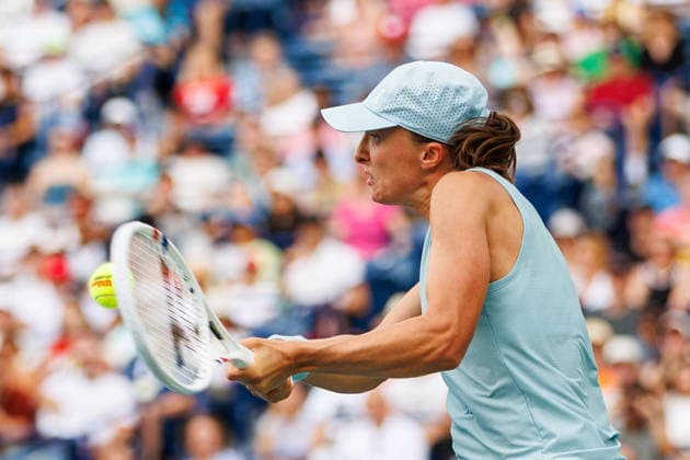 August 8, 2026, Toronto, On, Canada: Iga Swiatek of Poland returns the ball from Marta Kostyuk of Ukraine during round of 16 National Bank Open Tennis action in Toronto, on Saturday, Aug. 8, 2026. Canada News - August 8, 2026  - ZUMAc35_ 20260808_zaf_c35_008 Copyright: xKeitoxNewmanx
